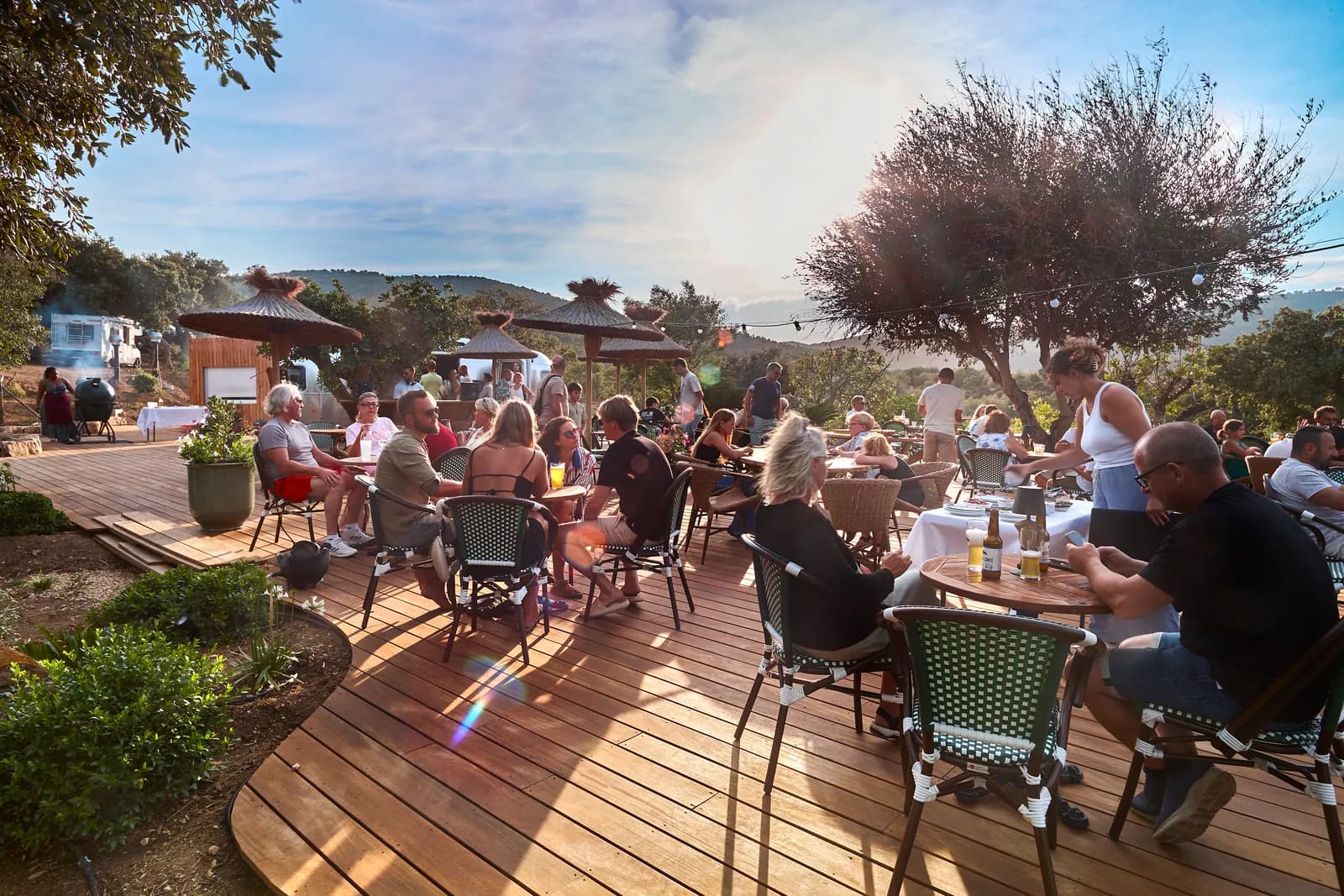 Terrasse animée et conviviale à la tombée du jour