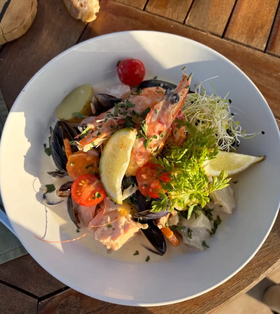 Assiette de la mer servie en terrasse à L'Azéa