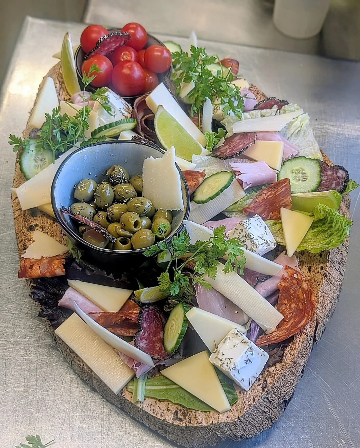 Planche de charcuterie et fromages préparée en cuisine à L'Azéa