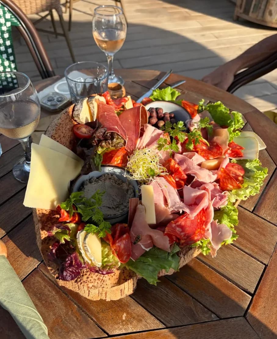Planche à partager servie en terrasse à L'Azéa, face à la mer