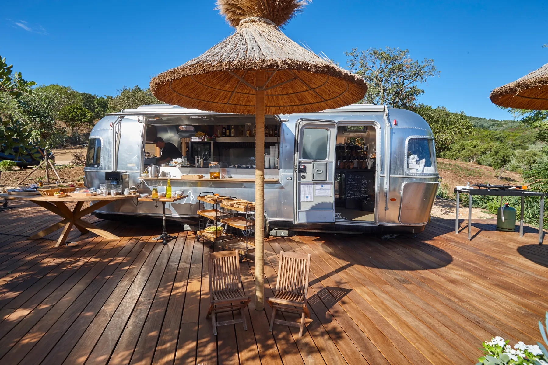 La caravane Airstream et les parasols
